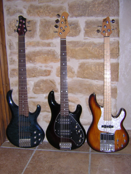 3 basses